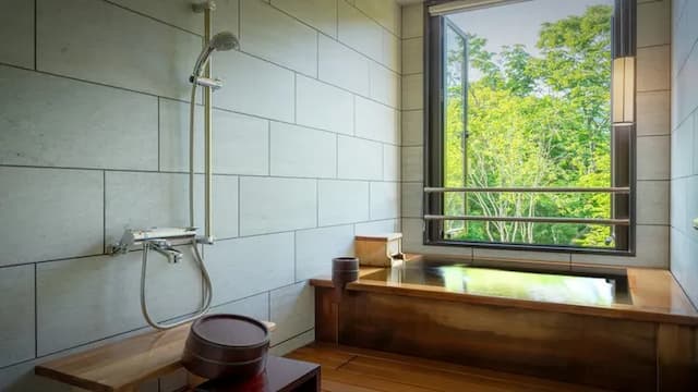 2nd floor guest room bath