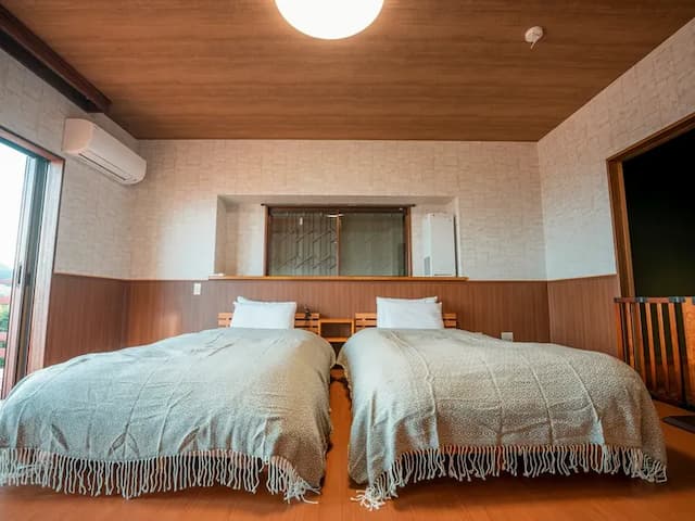 ・【ベッドルーム】2階にあるツインの寝室です。隣にはワンちゃん専用コーナーがあります