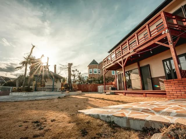 ・【外観】伊豆高原の桜並木エリアにある一棟貸切り宿。ワンちゃんとの旅行を存分に楽しめます