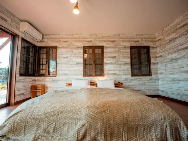 ・【ベッドルーム】大きいベッドですのでワンちゃんと一緒に寝ても余裕があります