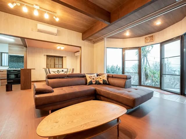 ・【リビング】みんなで集まれる大きいソファ。広いリビングではみんなが思い思いに寛げます