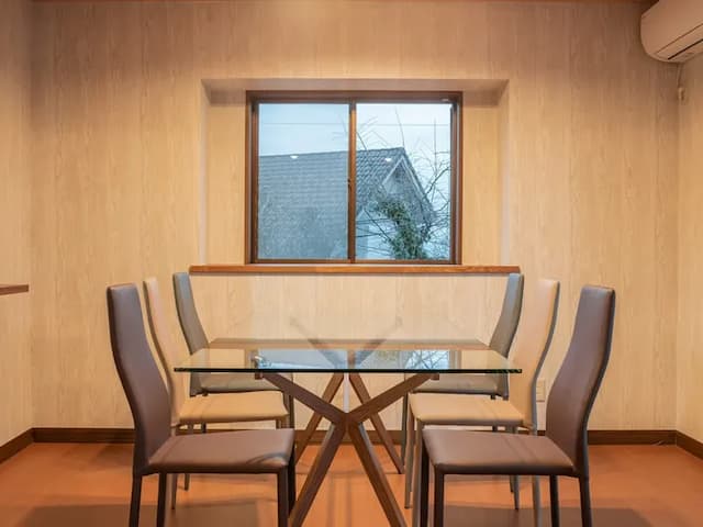 ・【ダイニング】ご家族やお友達と一緒にお喋りをしながらお食事をお楽しみください