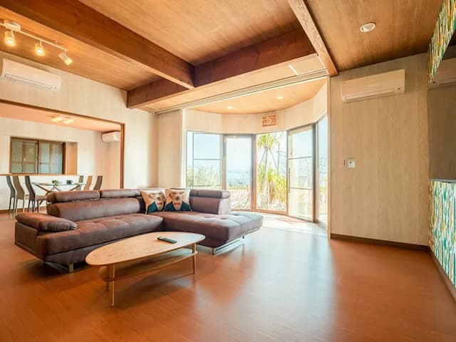 ・【リビング】大きな70インチのTVで動画や映画を楽しめます