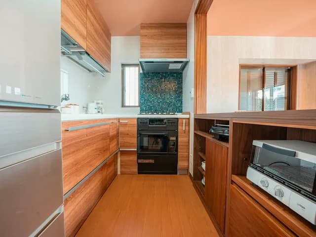 ・【キッチン】電子レンジ・炊飯器・オーブントースター・ポット・冷蔵庫など調理家電も充実