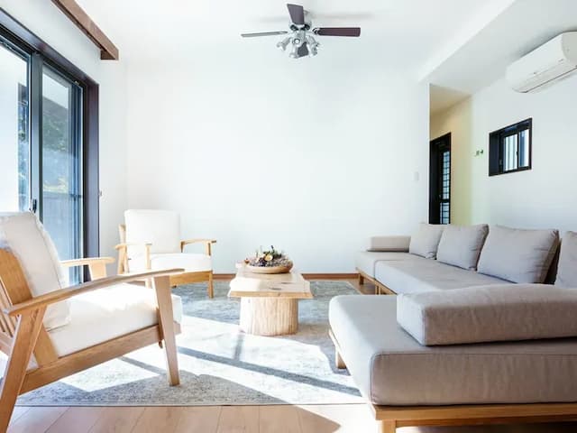 ・【リビング】洋風の明るいリビング。足を伸ばせるソファでゆったり過ごせます