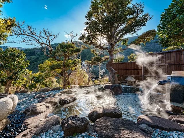 ・【温泉／露天風呂】季節の移ろいを感じながらじっくりと浸かってみてください