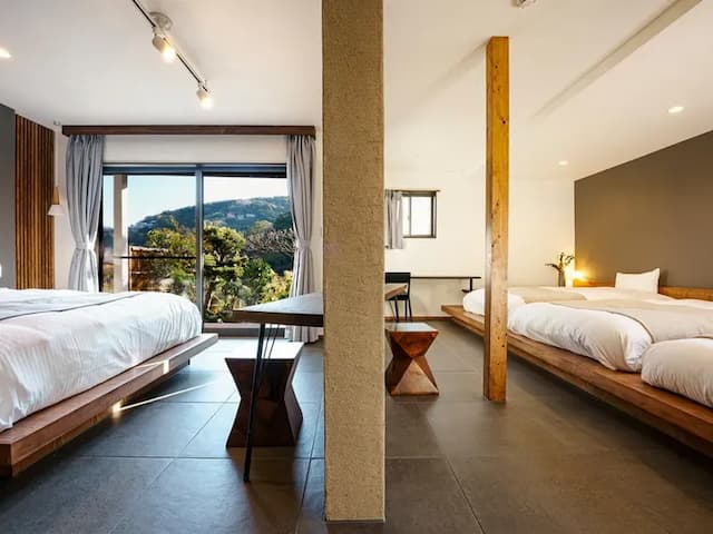 ・【ベッドルーム】黒いフロアタイルと木の温かみが調和したシックで落ち着いた雰囲気