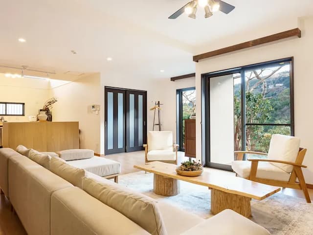 ・【リビング】庭園の緑と内装の木の温かみがマッチしたモダンな空間。清潔感があり思う存分寛げます