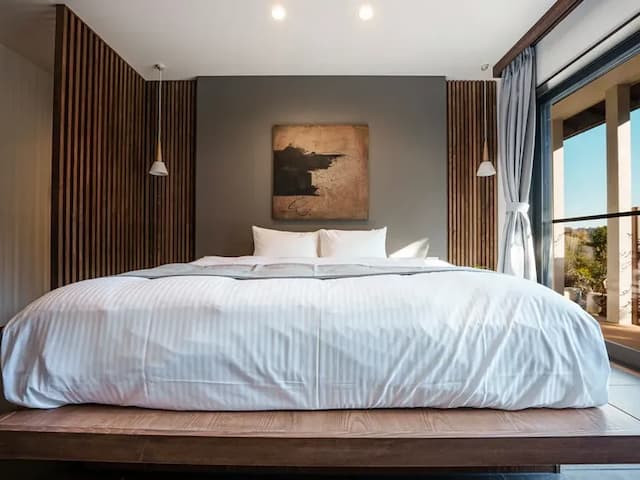 ・【ベッドルーム】2人で寝てもゆとりあるキングベッド。お休みの時も特別な気分にさせてくれます