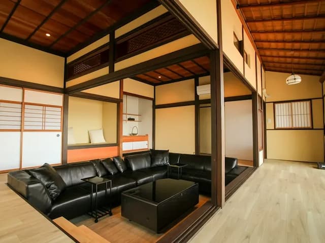 ・【リビング】天井や障子など日本家屋らしさを残しつつも、和と洋を融合させたモダンな空間になりました