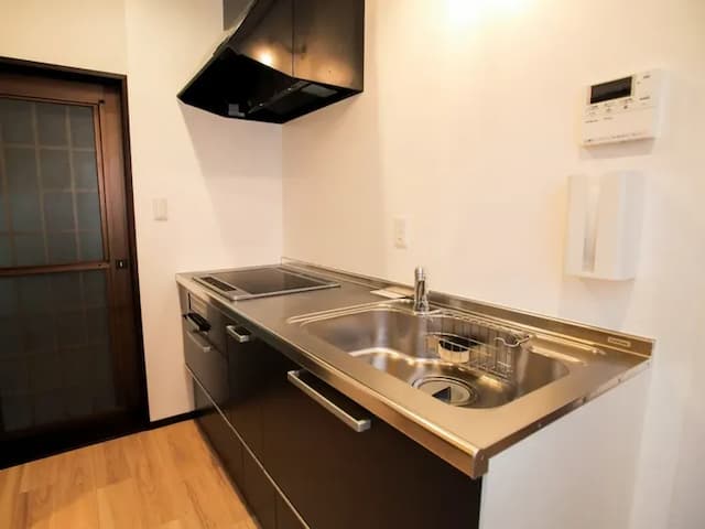 ・【キッチン】調理器具やキッチン設備も充実。お料理もできますので連泊時も快適です