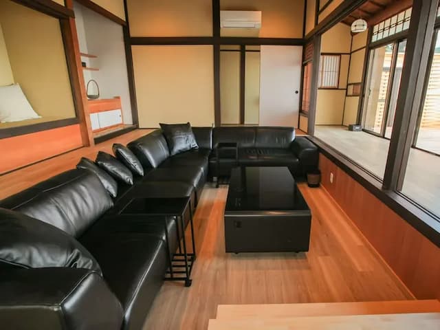 ・【リビング】床を堀り下げて落ち着いた雰囲気に仕上げました。本革の大きなソファーでお寛ぎください