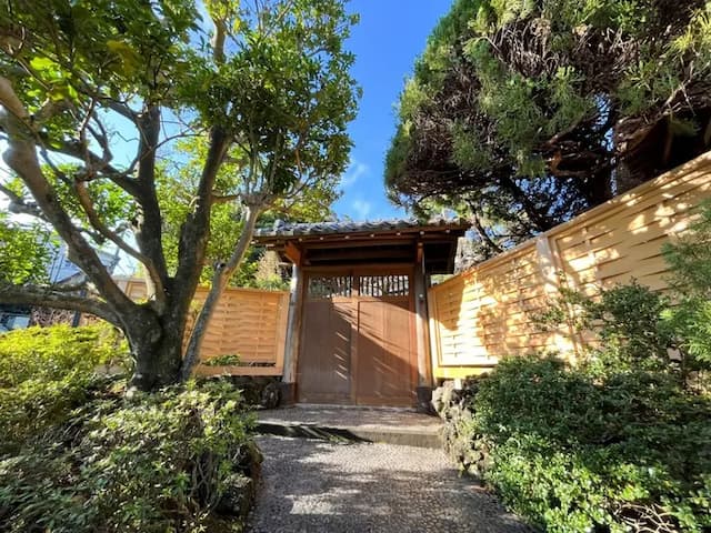 ・【冠木門】立派な冠木門がお客様をお出迎え致します。純日本家屋ならではの和風建築をお楽しみください