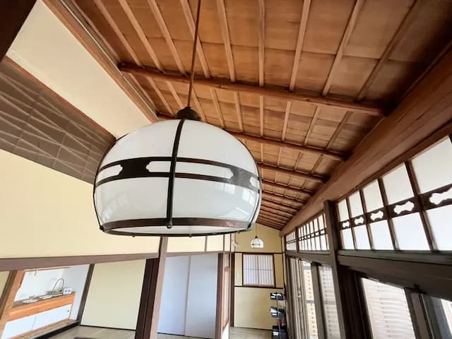 ・【インテリア】掛込天井という造りの斜めの天井。和風建築の良さが随所にございますのでご覧ください