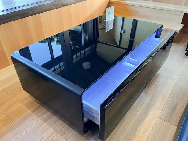 ・【スマートテーブル】リビングのテーブルは冷蔵庫とスピーカーを兼ねたスマートテーブルを採用しました