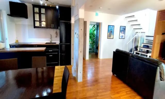 リビングダイニングのストリップ階段から中2階へ。繋がりが感じられ、リビングに居てもベランダのＢＢＱの雰囲気が感じられます。