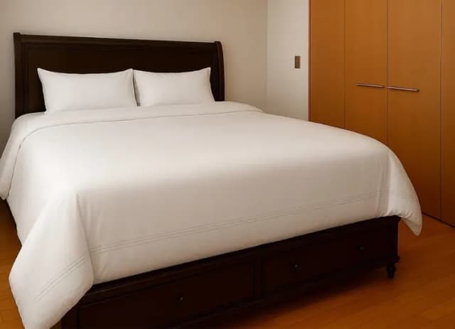 ベッドは特大サイズをご用意。フカフカのベッドで心地の良い眠りをご体感ください。