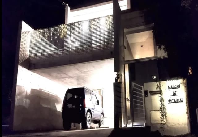 ライトアップすると洗練さが増し、まるで映画に登場する建物のような雰囲気へと変わります。