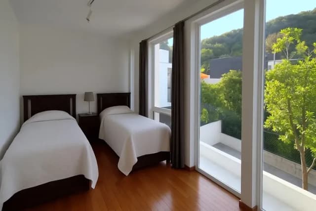 シングルベッドもご用意しております。窓から見える景色を眺めながらご就寝いただけます。