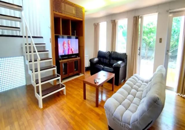 広々としたリビングにはテレビ、2種類のソファ、ローテーブルがあり、仲間やご家族での滞在にぴったり。大きな窓とガラス扉からは自然光がたっぷり入ります。 快適で居心地の良い空間で、非日常のひとときをお楽しみください。