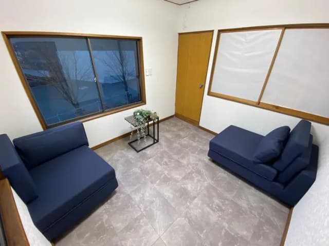 ソファーもありますのでごゆっくりお寛ぎください♪