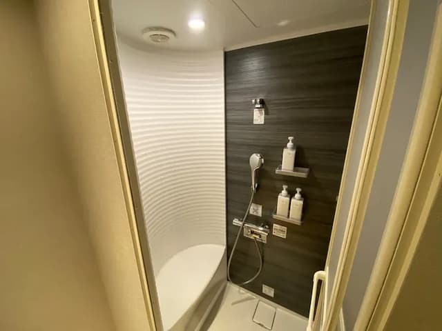 シャワールーム、各種アメニティーも揃えてあります♪
