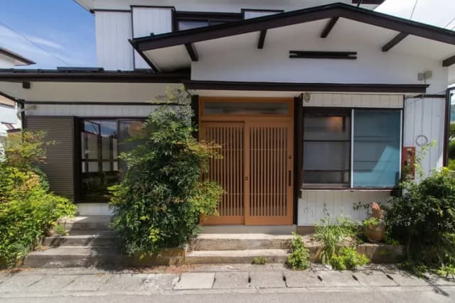 正面玄関。お越しをお待ちしております♪