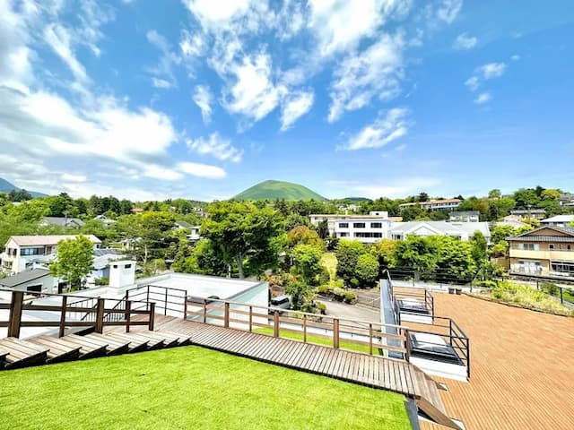 ISOLAの屋上は天空テラス。後ろには雄大な海も存分に見渡せます。