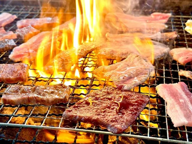 BBQは和牛入も◎炭でも火が上がるほど！