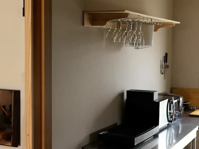 ワイングラス、電子レンジ、コンロ