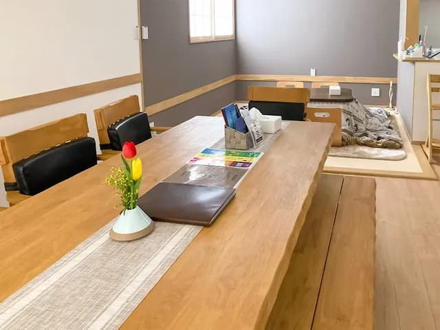 ・最大8名様までご利用可能な大きなダイニングテーブル