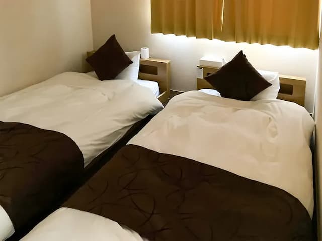 ・【お部屋一例】寝室は全てシングルベッドを2台設置しています