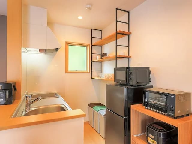 ・キッチンにはIHコンロや冷蔵庫、調理器具も揃っています