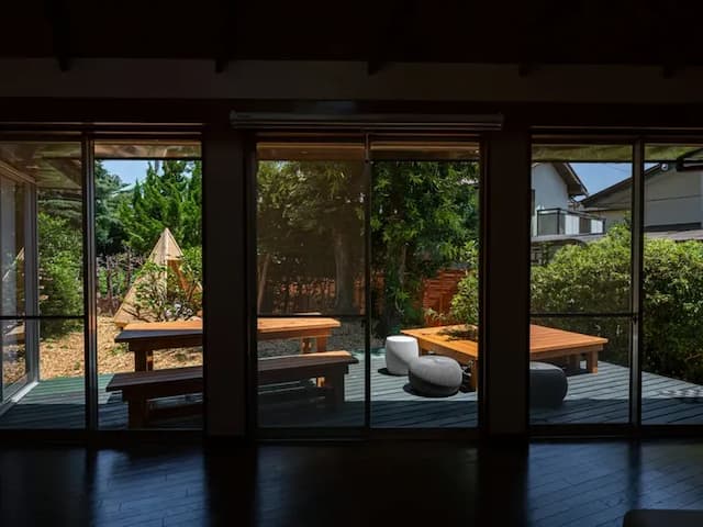 ・【リビング】目の前にはウッドデッキとドッグランが広がります