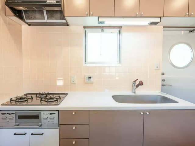 ・【キッチン】食器・調理器具・調味料など一通り揃っているのでお料理もできます。