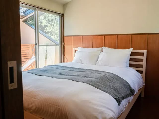 ・【ベッドルーム】大きな窓を配し、周囲の自然を身近に感じていただけます