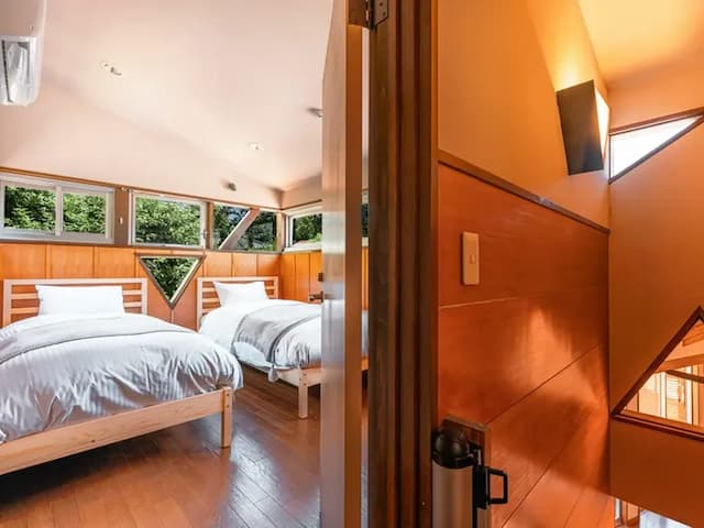 ・【ベッドルーム】木の温もりとユニークなデザインが特徴です