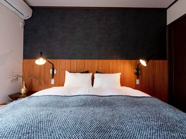 ・【ベッドルーム】ダブルベッドでゆったりお休み頂けます。シックな内装で落ち着きますよ