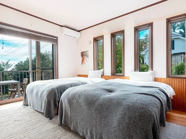 ・【ベッドルーム】セミダブルベッドのツインルーム。外の景色がよく見え、緑に囲まれたお部屋です