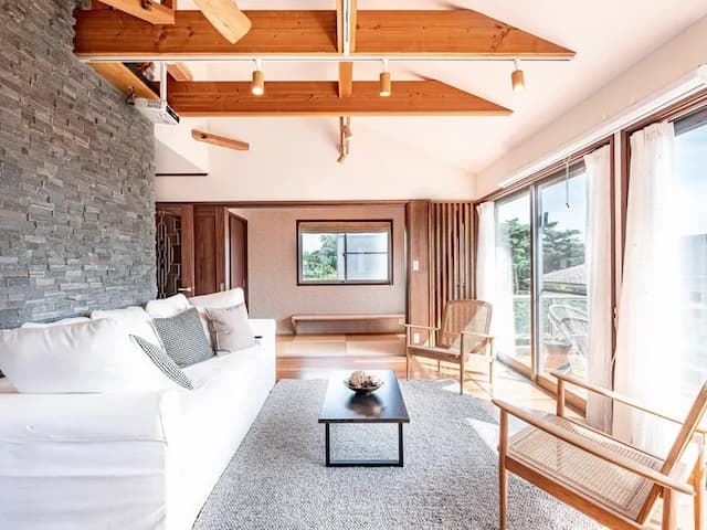 ・【リビング】開放的なリビングでゆったりとお過ごしください。窓が多く景色を楽しんで頂けます