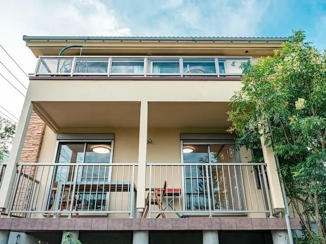 ・【外観】伊豆高原の閑静な別荘地にある貸切一軒家。広々したテラスでBBQを楽しめます