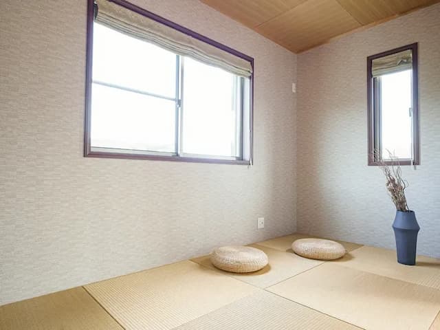 ・【和室】琉球畳を使用し、和モダンな雰囲気が特徴です