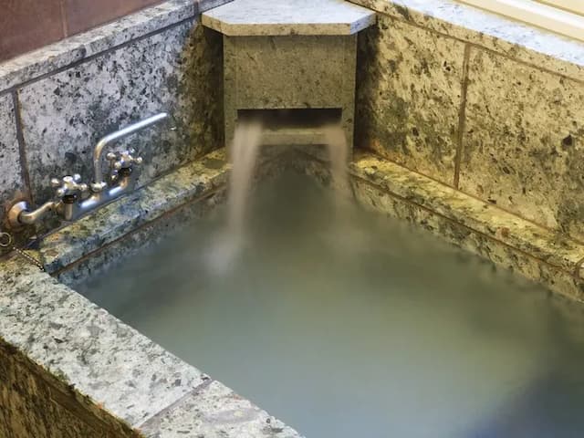 ・【お風呂】貴重な伊豆石を使ったお風呂をご用意。日々の疲れを癒します