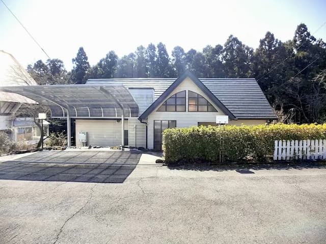 ・【外観】杉林に囲まれた伊豆高原の貸別荘。贅沢な気分を味わうことができます