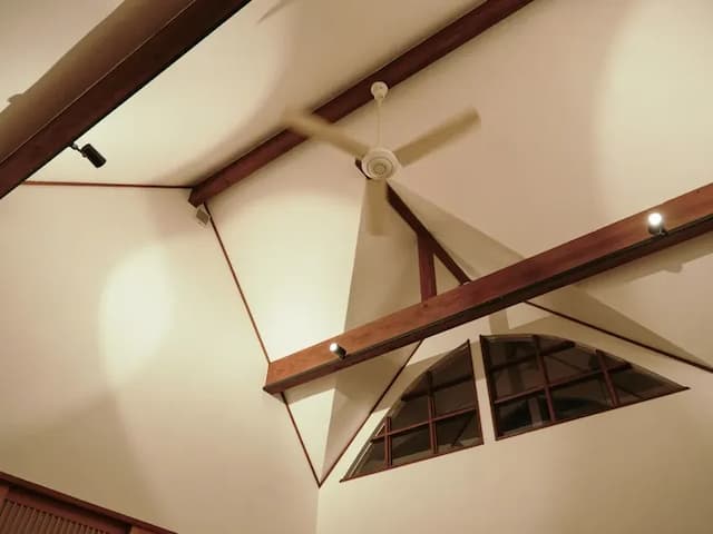 ・【リビング】天井が高いリビング、開放的な空間でリラックスできます