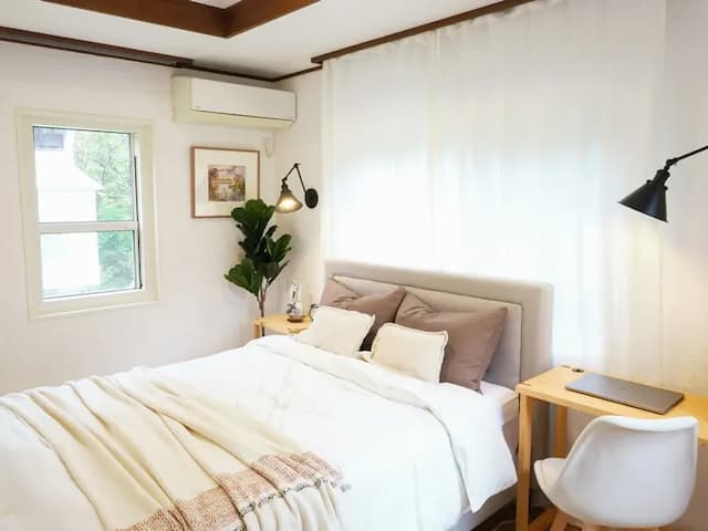 ・【洋室】ふかふかのベッドをご用意。ゆったりと快適な寝心地です