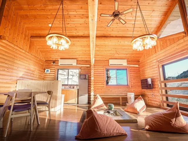 ・【リビング】広々とした開放的な空間です。テレビやエアコンも設置し、快適にお過ごしいただけます