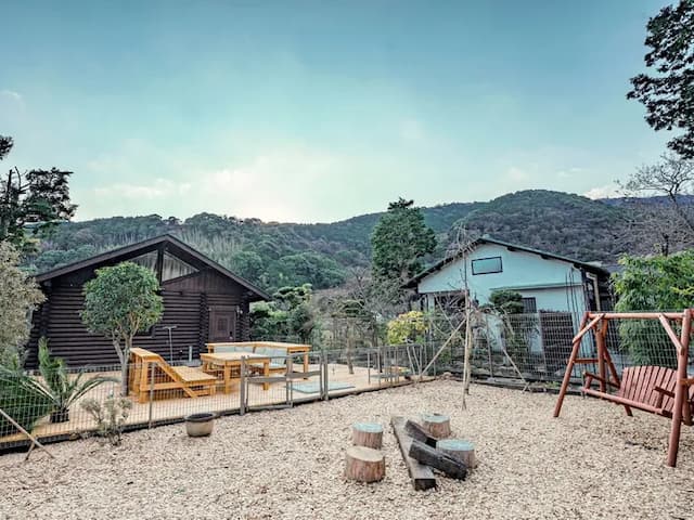 ・【外観】山々に囲まれた自然豊かな場所にございます。静かな場所で休日をお過ごしください