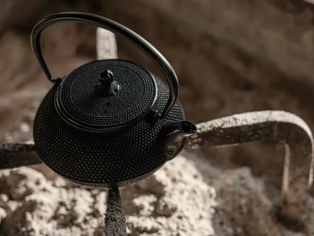 ・【囲炉裏】ご家族やお友達と囲炉裏を囲んでお喋りに花を咲かせてみませんか？