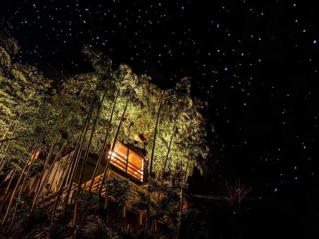 ・【外観】よく晴れた日の夜は空を見上げてみてください。降ってくるような星空は感動必至です